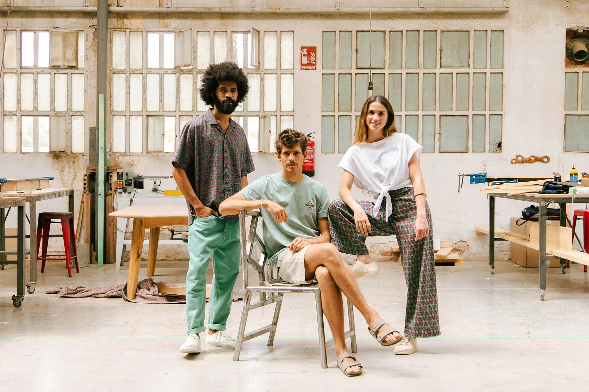 Zwei Männer und eine Frau in einer Werkstatt in fairer Kleidung von Brava Fabrics